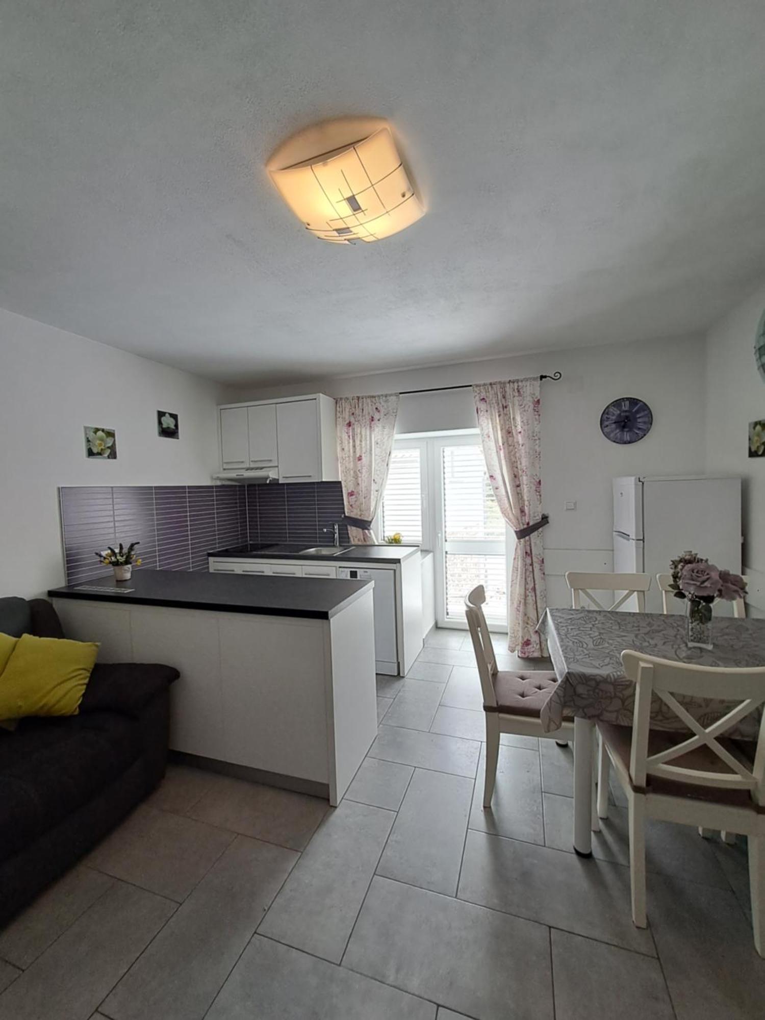 Greta Apartment Vrbnik Ngoại thất bức ảnh