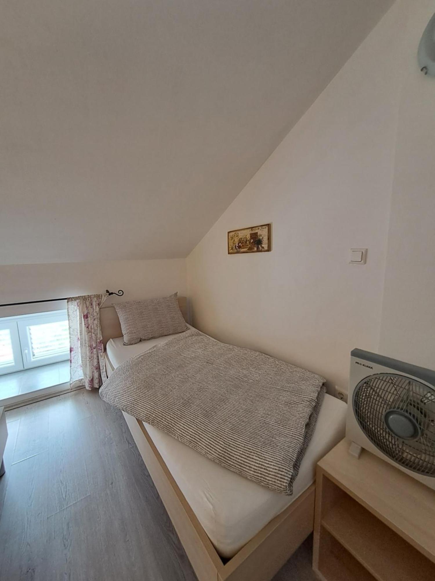 Greta Apartment Vrbnik Ngoại thất bức ảnh